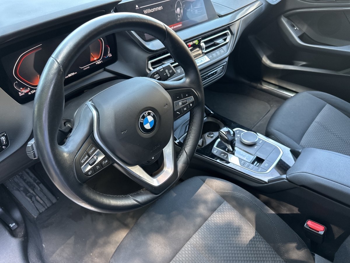 Foto 1 - BMW 116 d Aut. Klima Navi PDC SHZG, weiss