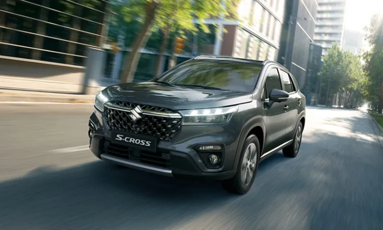 Suzuki S-Cross Ansicht schräg vorne bei Fahrt