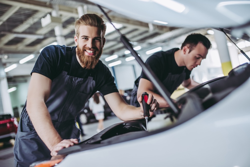 Mechaniker am Fahrzeug