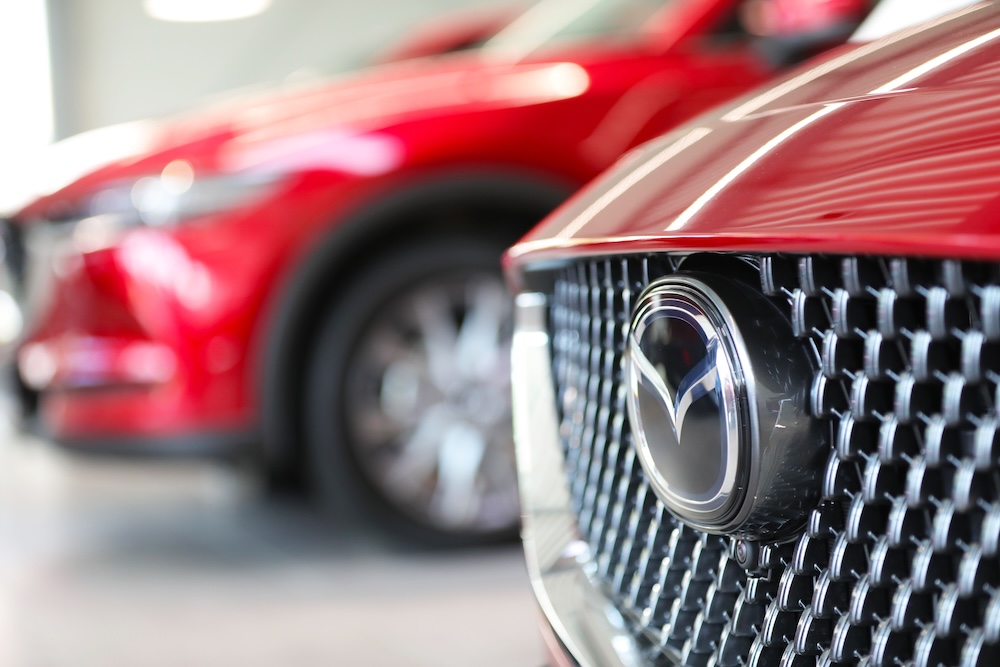 Verkaufsraum mit Fahrzeugen