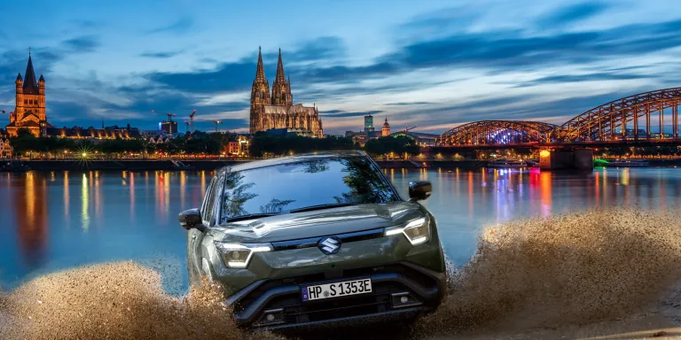 Suzuki e Vitara Frontansicht vor der Skyline von Köln
