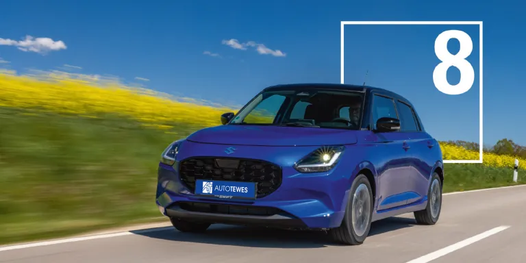 Suzuki Swift Frontansicht mit großer 8 im Hintergrund