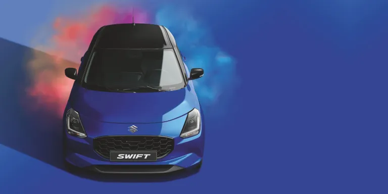 Suzuki Swift mit Farbnebel im Hintergrund